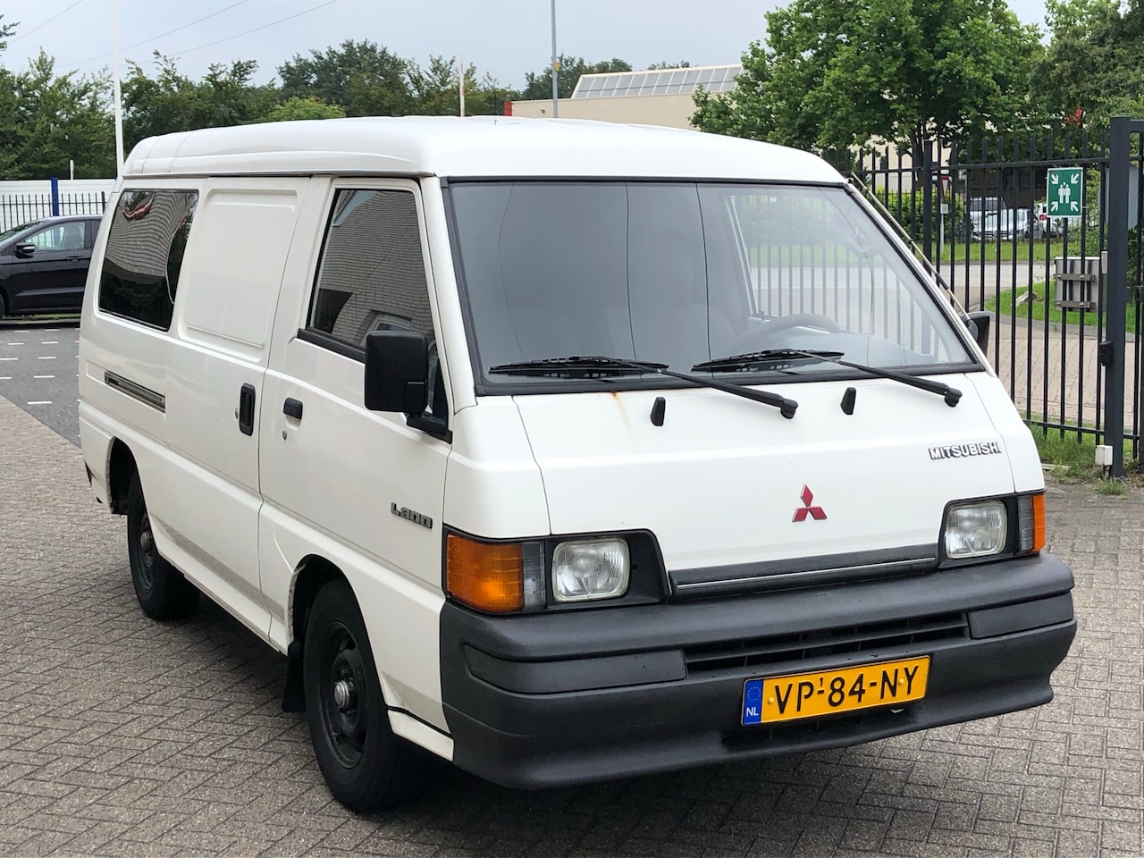 Mitsubishi L 300 - 1.6 244 Mitsubishi L300 benzine | lage km NAP | buscamper - AutoWereld.nl