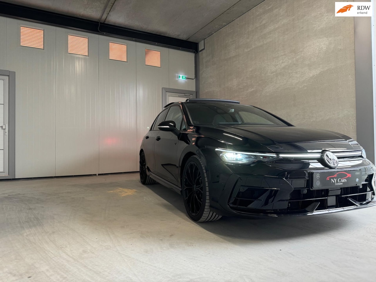 Volkswagen Golf - 8.5 R Black Edition 2.0 TSI 4 Motion | Black Edition | H&K | Fabrieksgarantie - AutoWereld.nl