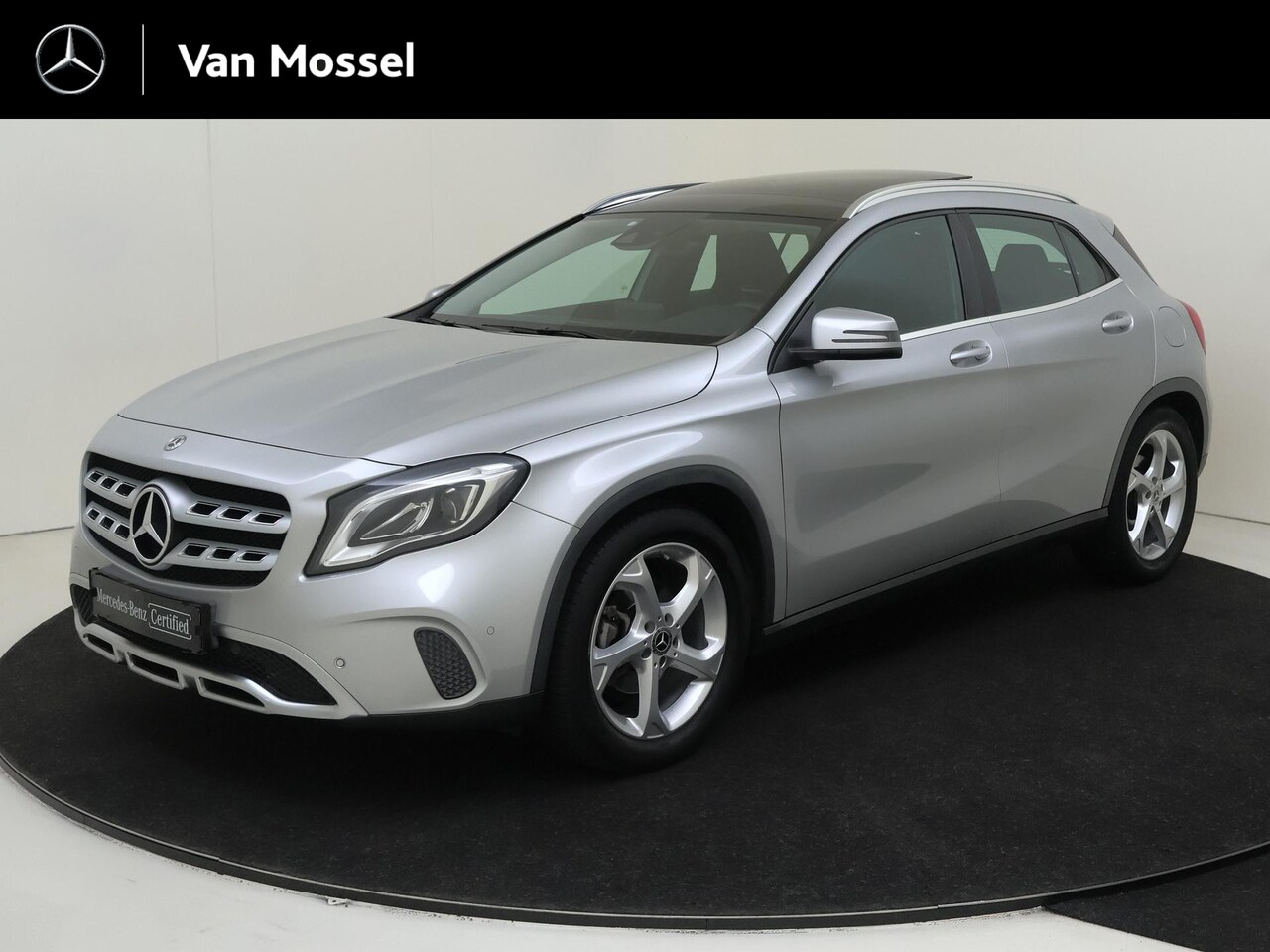 Mercedes-Benz GLA-Klasse - 180 Premium Automaat / Panorama Dak / Stoelverwarming / Parkeer Camera / - AutoWereld.nl