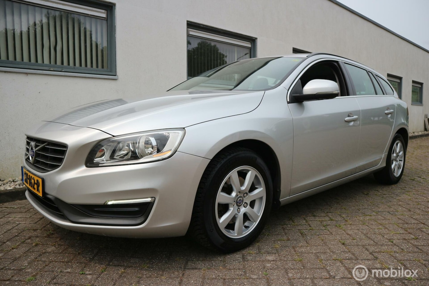 Volvo V60 - 1.6 D2 AIRCO-ECC/NAVIGATIE/TREKHAAK/PDC/LMV - AutoWereld.nl