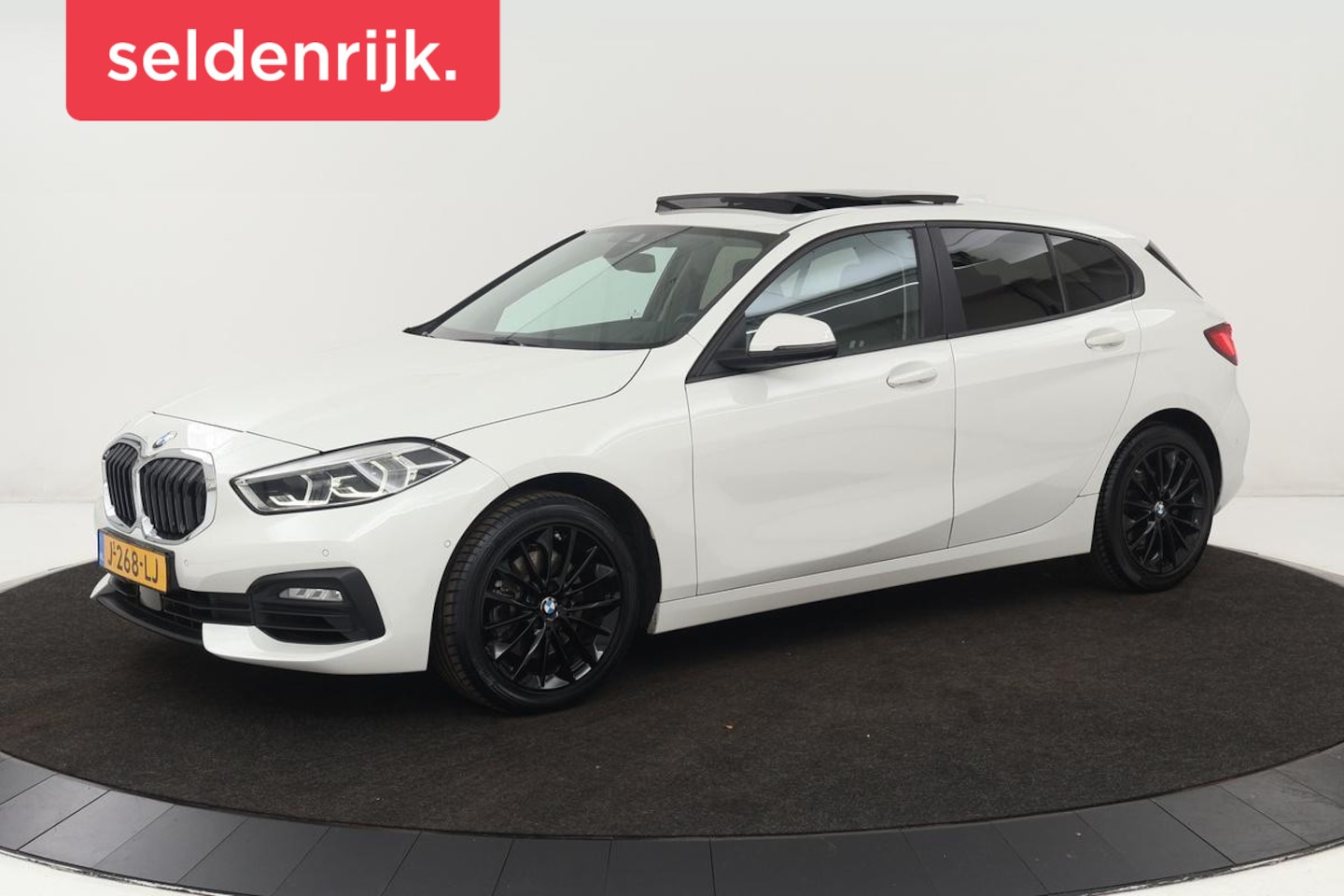BMW 1-serie - 118i Advantage | Panoramadak | Stoelverwarming | Trekhaak | Apple Carplay | Camera | Sport - AutoWereld.nl