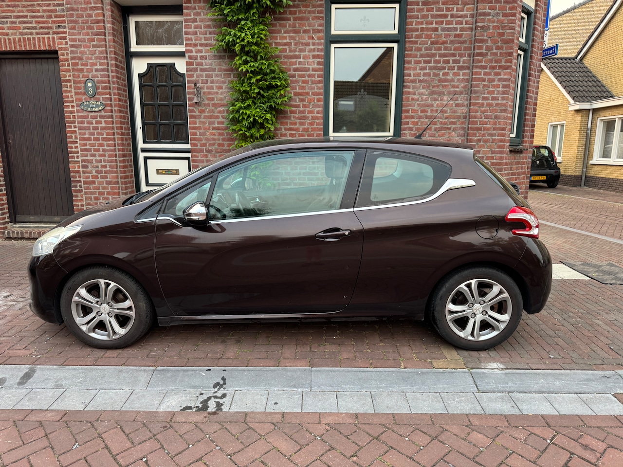 Peugeot 208 - 1.6 e-HDi Allure Mokka - AutoWereld.nl