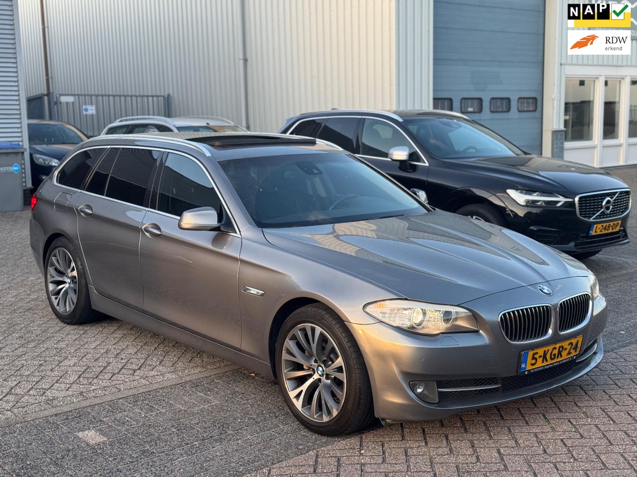 BMW 5-serie Touring - 520d High Executive Xenon | Leder | Pano | Navi - AutoWereld.nl