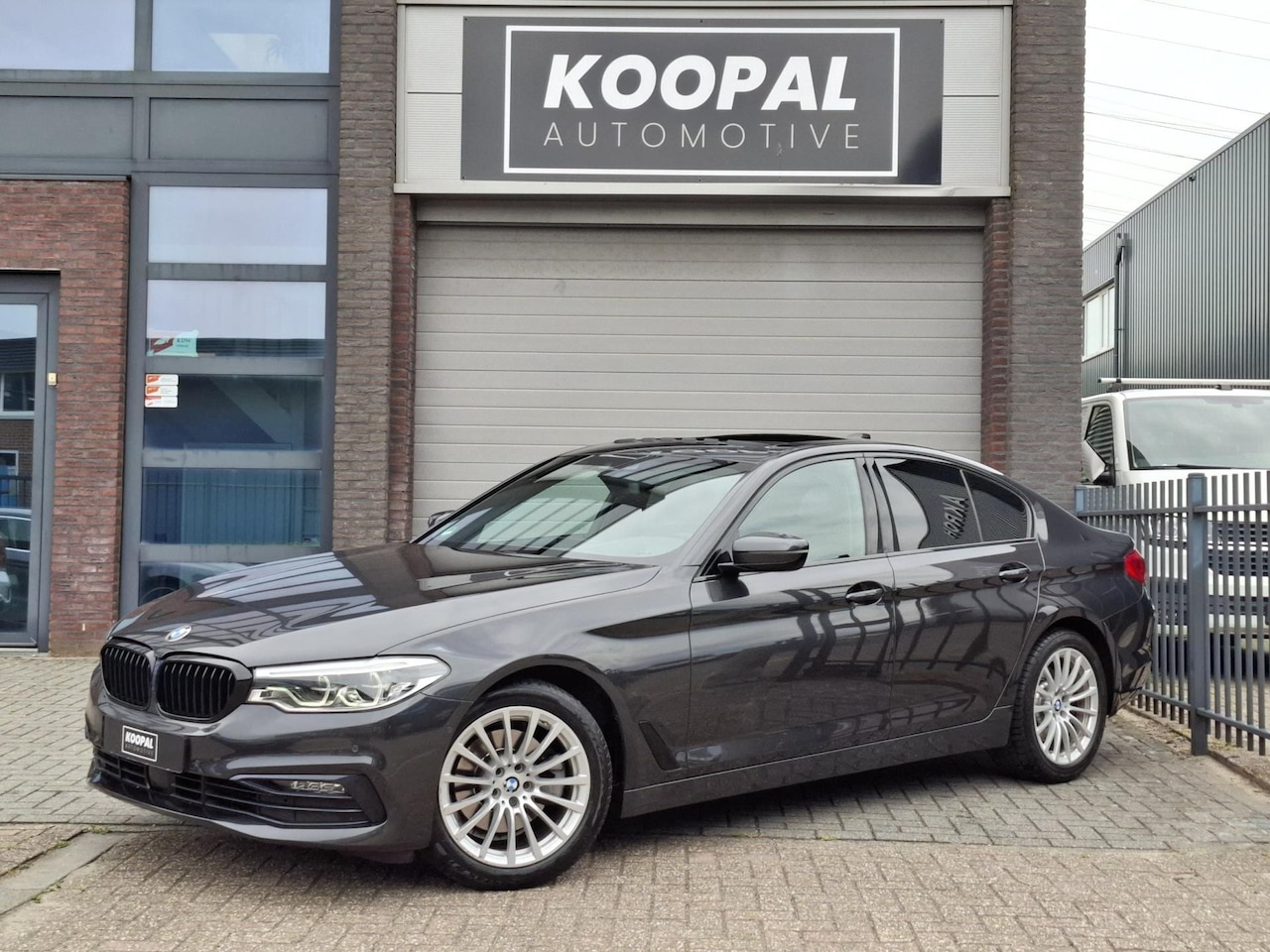 BMW 5-serie - 520d High Executive Edition | Schuifdak | Virtual | Keyless | Dealer onderhouden | - AutoWereld.nl