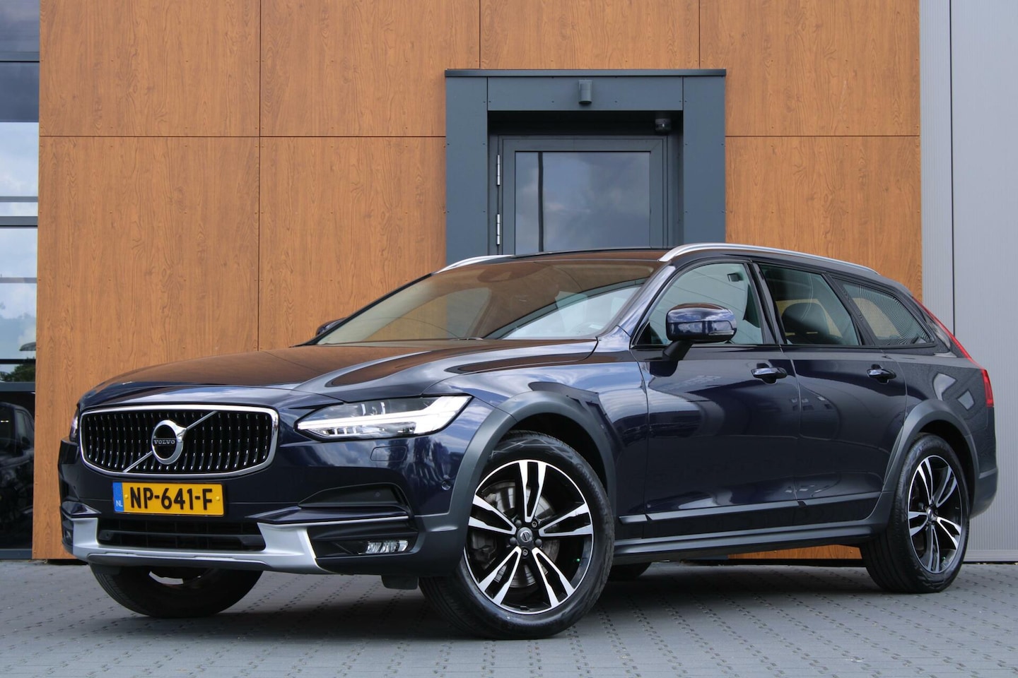 Volvo V90 Cross Country - D4 Pro | ACC | Trekhaak | Stoelventilatie - AutoWereld.nl