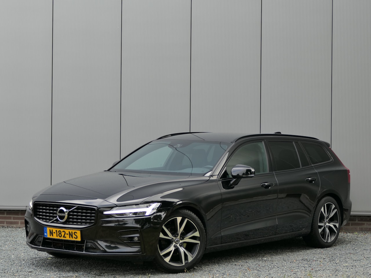 Volvo V60 - B4 AUT R-Design 12 MND garantie Leer / Navi / Pilot assist - AutoWereld.nl