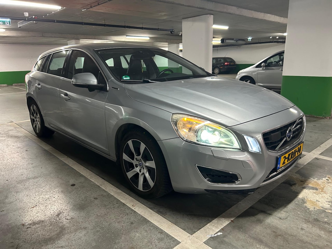 Volvo V60 - 2.4 D6 AWD Plug-In Hybrid Pure Limited bj13 full - AutoWereld.nl