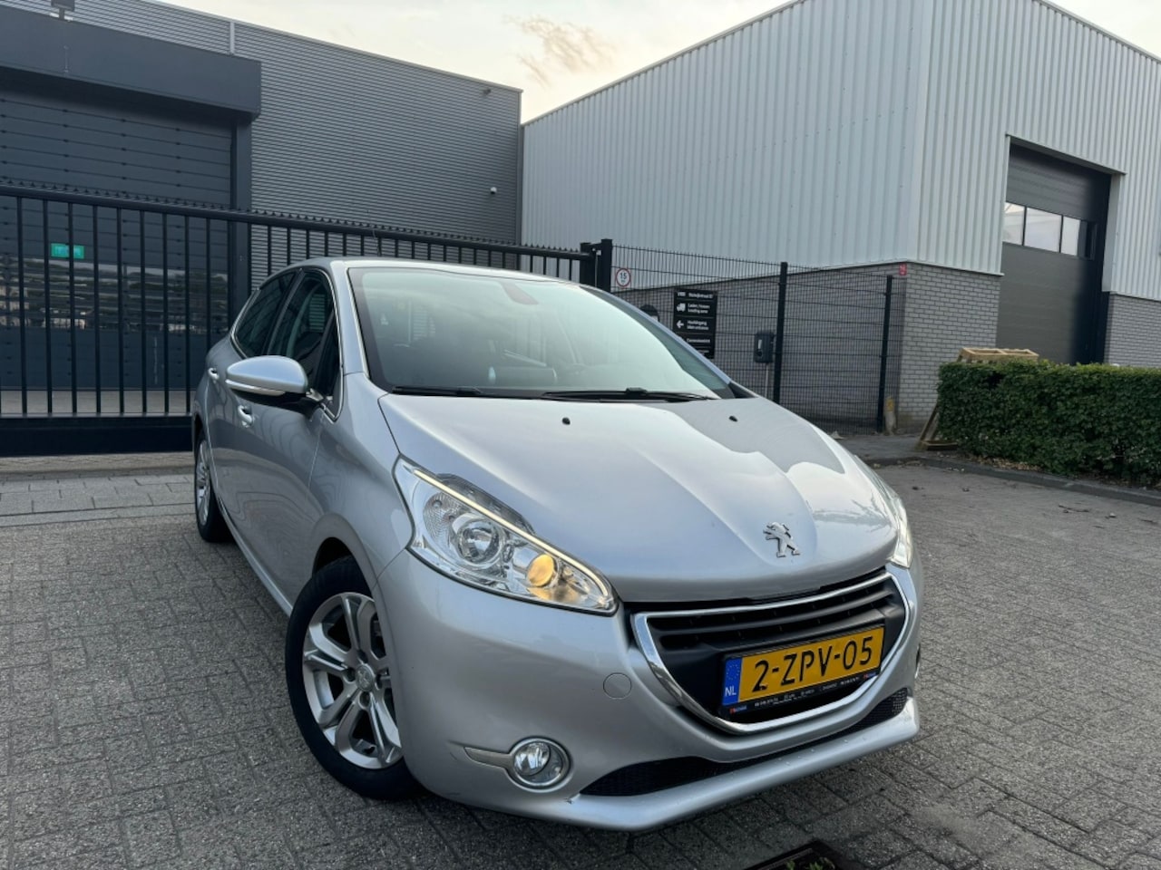 Peugeot 208 - 1.6 BlueHDi Carplay|Clima Allure 2015 - AutoWereld.nl