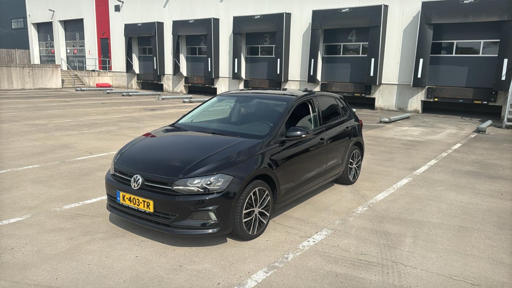 Volkswagen Polo - 1.6 TDI Comfortline R LINE BOMVOL AUTOMAAT ZWART 2018 - AutoWereld.nl