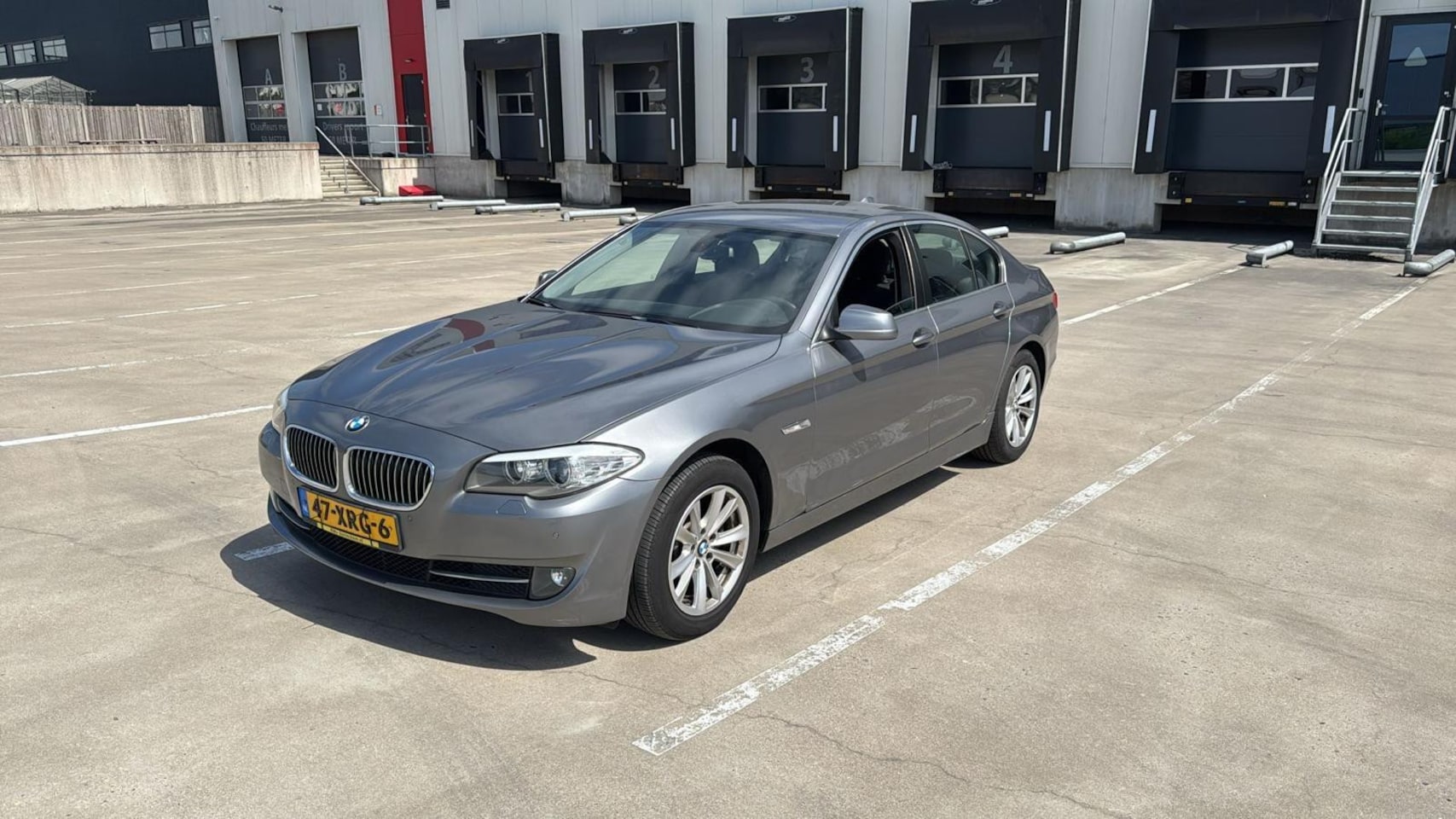 BMW 5-serie - 520i Executive 134.000 NAP AUTOMAAT NW APK 2012 GRIJS - AutoWereld.nl
