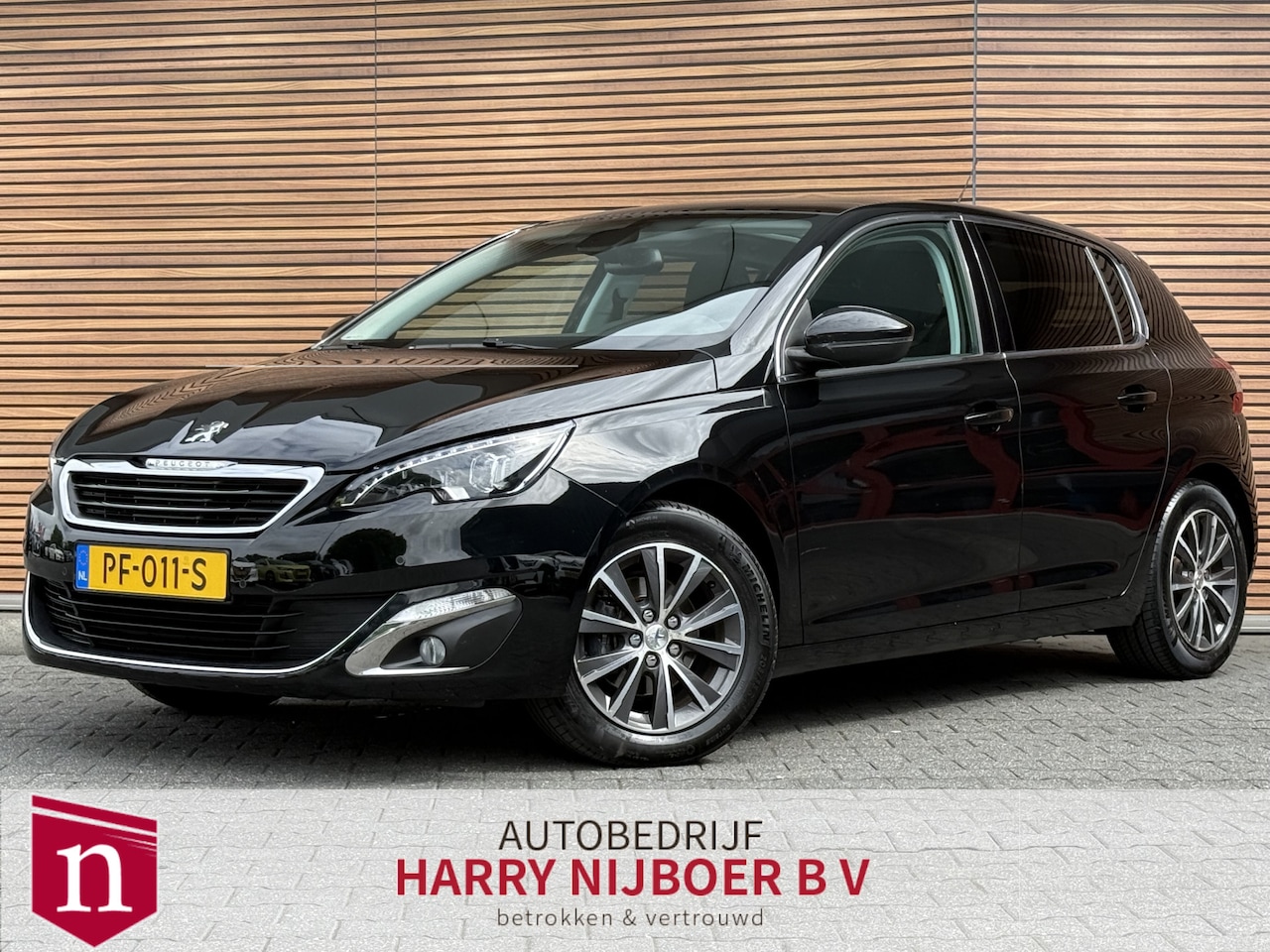 Peugeot 308 - 1.2 PureTech Allure Panodak / LED / Trekhaak / Camera / Navi - AutoWereld.nl