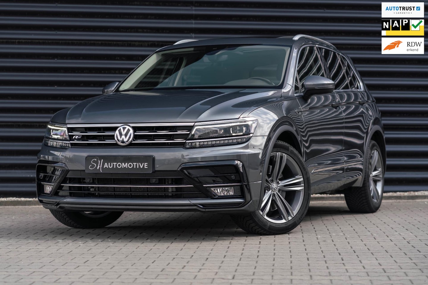 Volkswagen Tiguan - 2.0 TSI 4Motion R-Line / PANO / TREKHAAK / CAMERA / CARPLAY - AutoWereld.nl