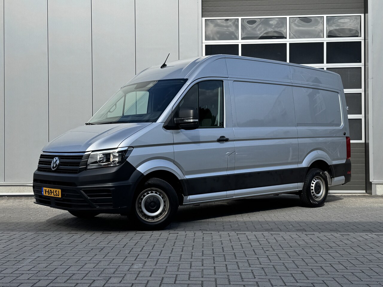 Volkswagen Crafter - 30 2.0 TDI Highline L3H3 Dodehoekdetectie/Navi/Camera/PDC - AutoWereld.nl
