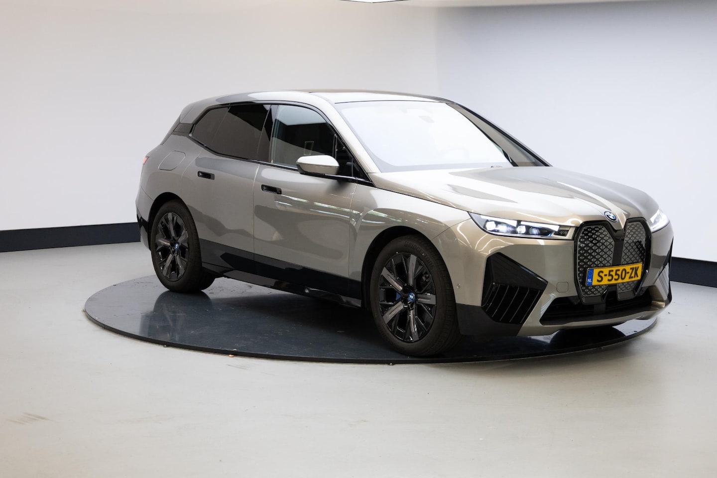 BMW iX - xDrive40 High Executive 77 kWh | M-Sport | Sky Lounge | 21 Inch | Harman Kardon | - AutoWereld.nl