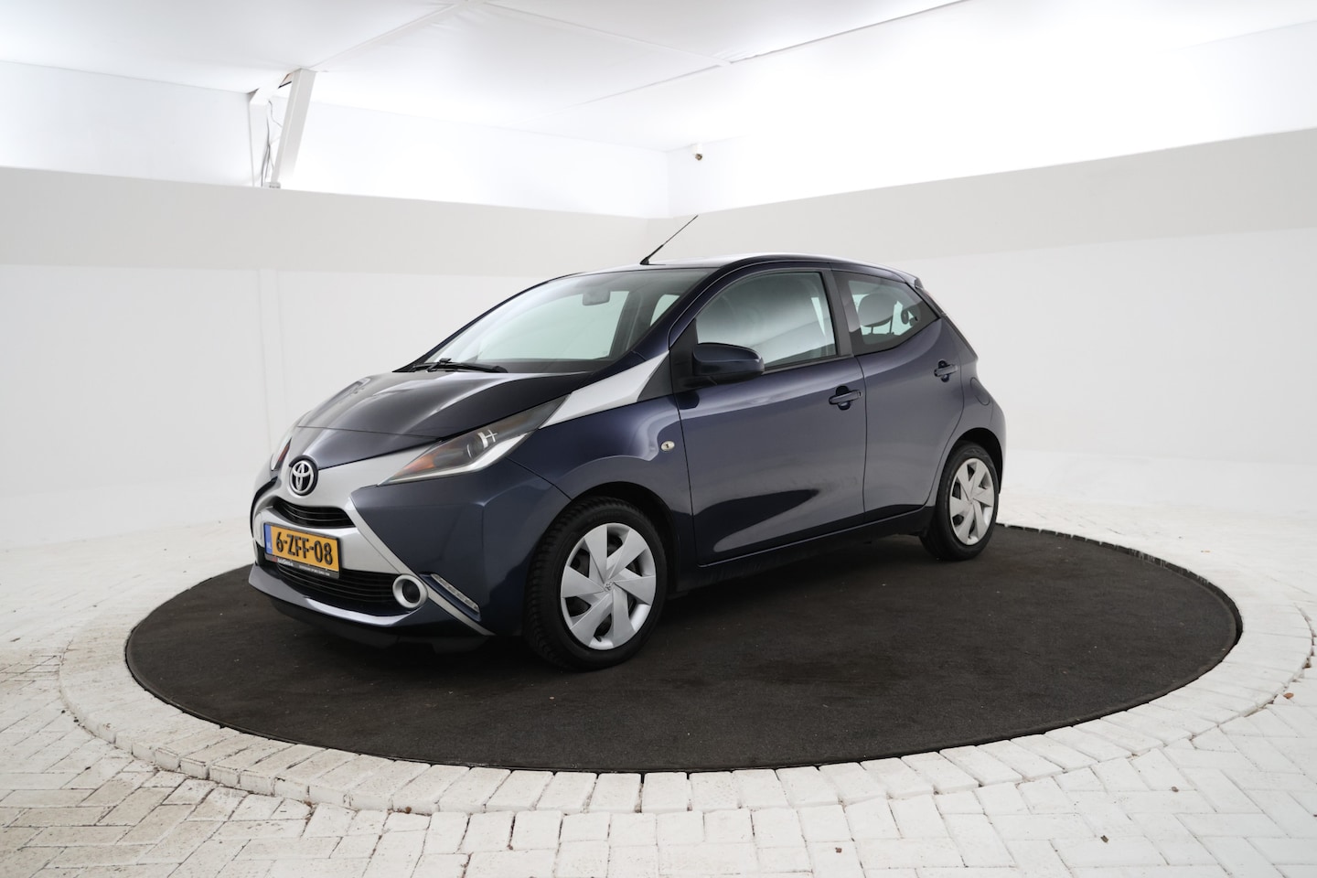 Toyota Aygo - 1.0 VVT-i x-play Toyota Aygo,  Achteruitrijcamera, Airco ,Elektrische ramen voor - AutoWereld.nl
