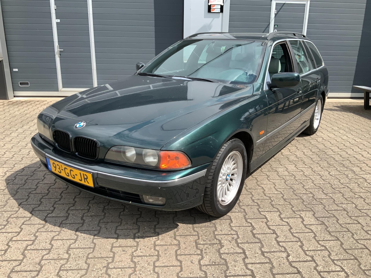 BMW 5-serie Touring - 520i 150PK 6 Cilinder Leder Airco - AutoWereld.nl