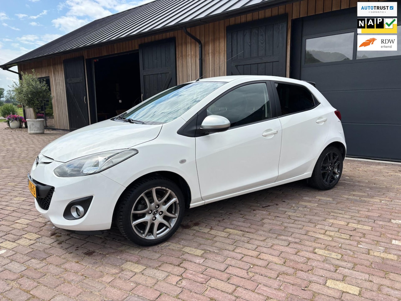 Mazda 2 - 1.3 Silver Edition 1.3 Silver Edition , NAVIGATIE , STOEL VERWARMING , LAGE KMSTAND - AutoWereld.nl