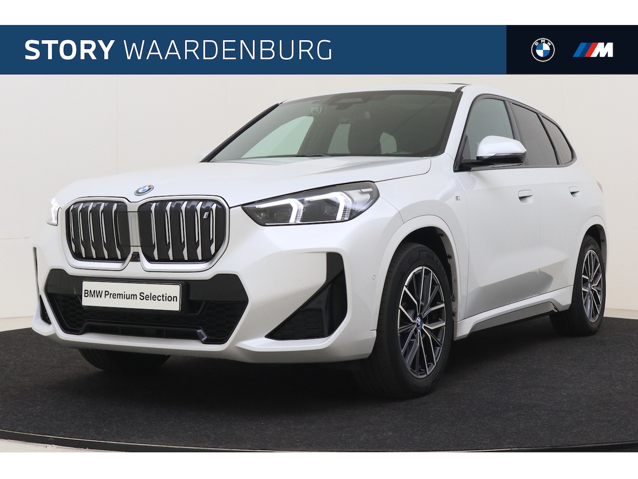 BMW iX1 - xDrive30 High Executive M Sport / Panoramadak / Sportstoelen / Adaptieve LED / Comfort Acc - AutoWereld.nl