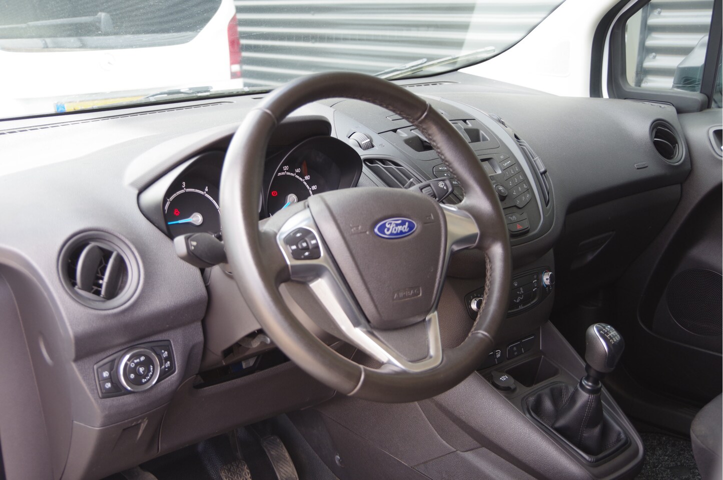 Ford Transit Courier - 1.5 TDCI Trend S&S 100PK, AIRCO, DAB+, SCHUIFDEUR, LEDEREN STUURWIEL, BLUETOOTH - AutoWereld.nl