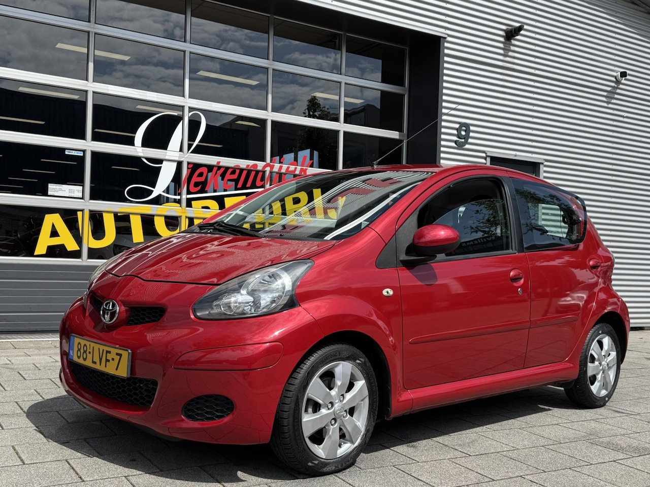 Toyota Aygo - 1.0-12V Red - 5Drs I Navigatie / Apple Carplay I Airco I 1/2Leer I Comfort pakket I Sport - AutoWereld.nl