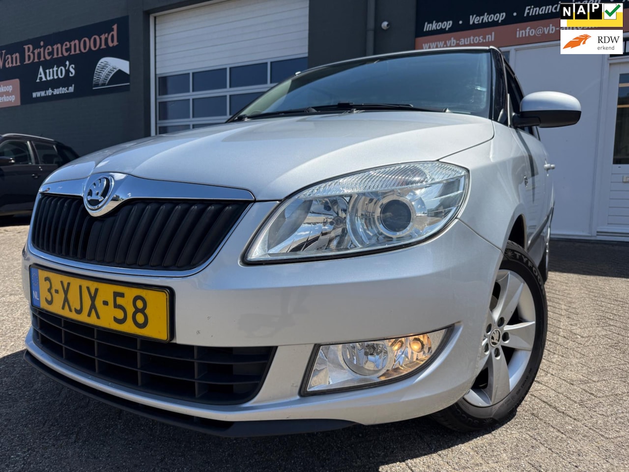 Skoda Fabia Combi - 1.2 TSI Drive van 1ste Eig met parkeersensoren en navigatie en airco en cruise controle - AutoWereld.nl