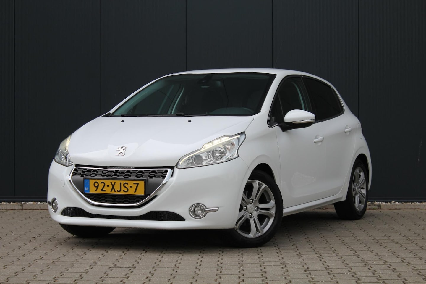 Peugeot 208 - 1.4 VTi Allure | Clima / Cruise control | Navigatie | NAP | APK | - AutoWereld.nl