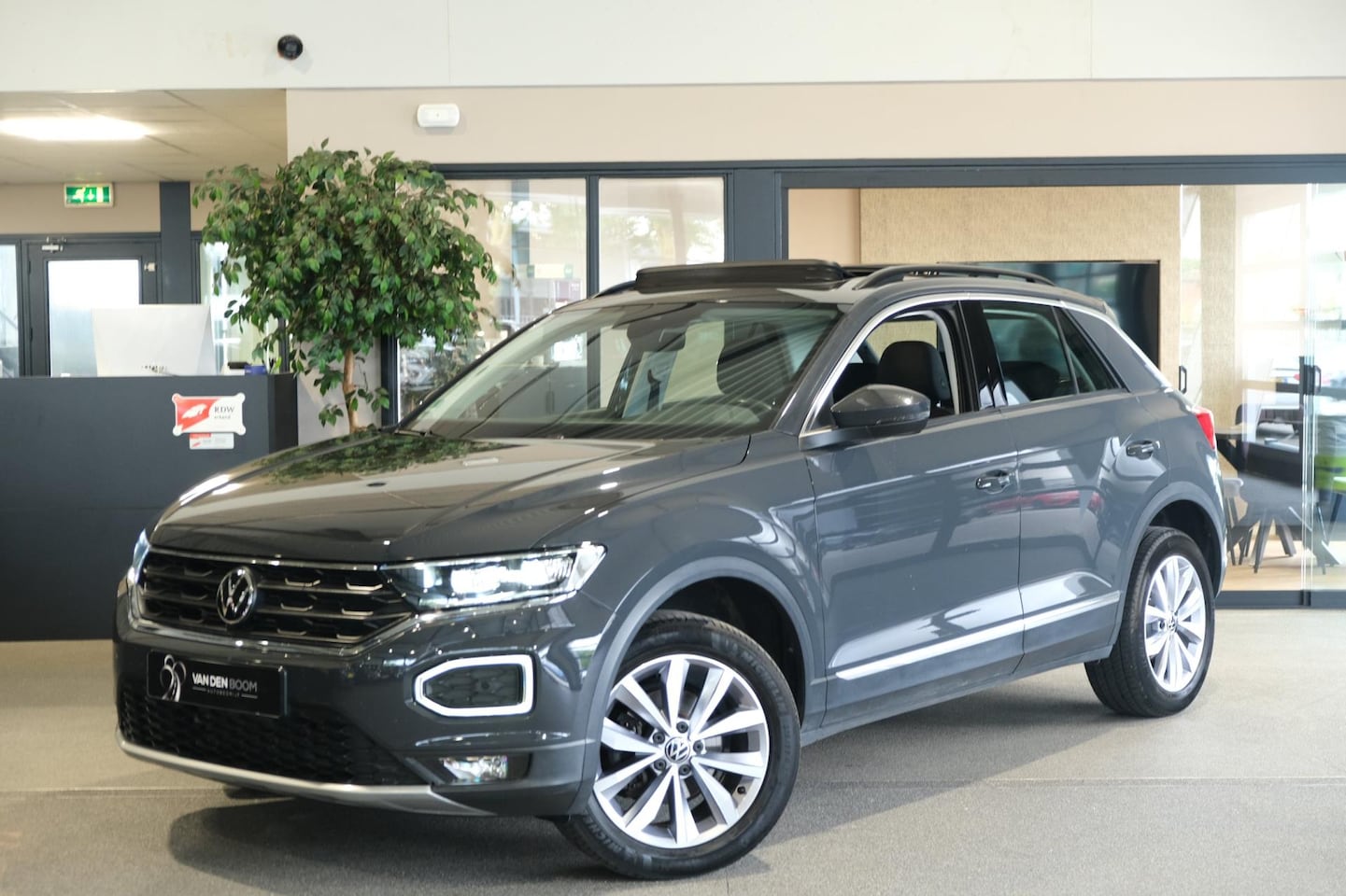 Volkswagen T-Roc - 1.0 TSI Style 110PK Urano Pano ACC Navi Trekhaak Cam - AutoWereld.nl