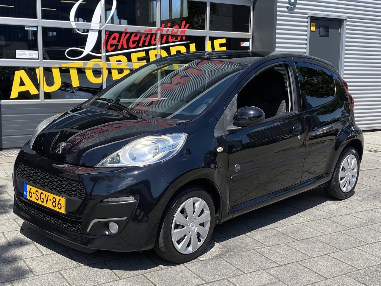 Peugeot 107 - 1.0 Envy - Navigatie / Apple CarPlay I Airco I LED I Comfort pakket I Dealer onderhouden - AutoWereld.nl