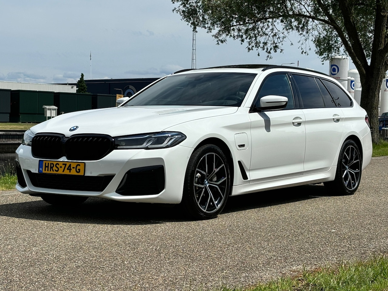 BMW 5-serie Touring - 530e Business Edition Plus | M Sport | Trekhaak - AutoWereld.nl