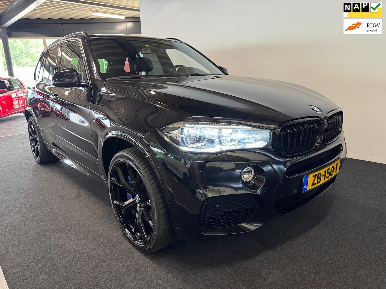 BMW X5 - XDrive50i High Executive / 4.4 V8 Zwart / Pano / Harman Kardon - AutoWereld.nl