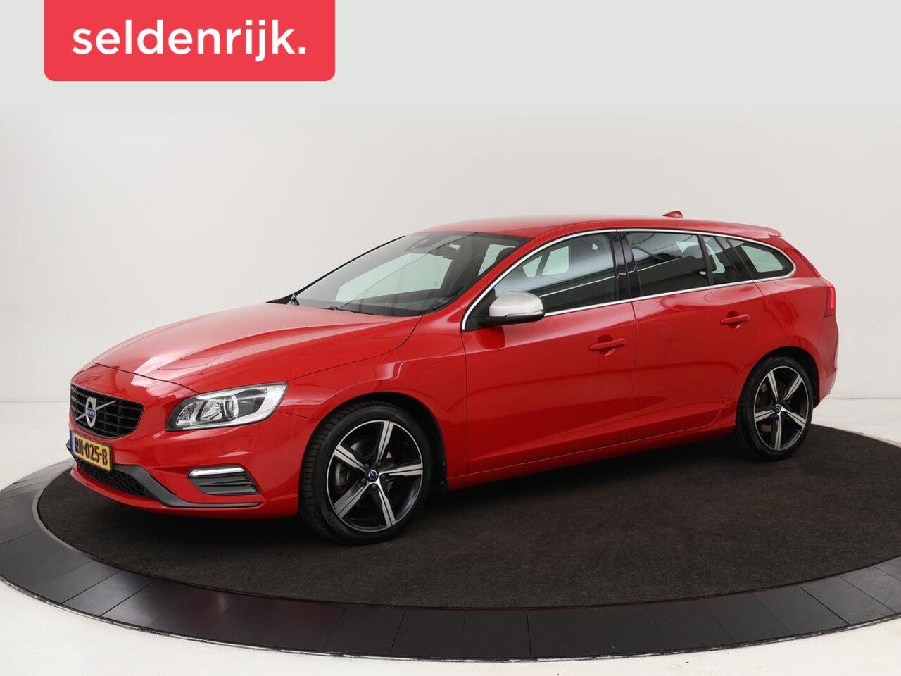 Volvo V60 - 2.0 T4 Sport | Stoelverwarming | Trekhaak | Xenon | Navigatie | Leder/Alcantara | PDC | Cl - AutoWereld.nl