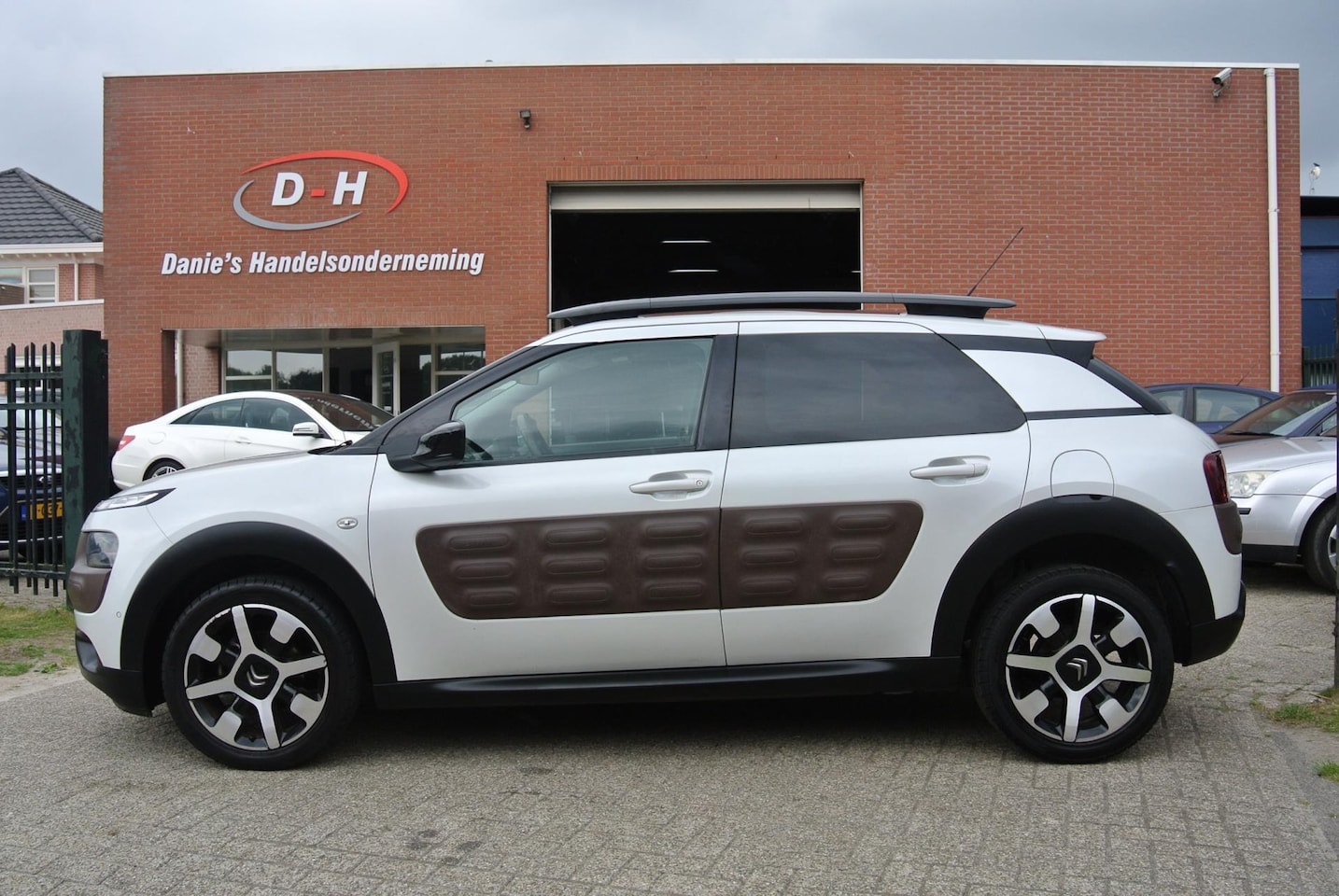Citroën C4 Cactus - 1.2 e-VTi Shine airco panoramadak automaat inruil mogelijk nap - AutoWereld.nl