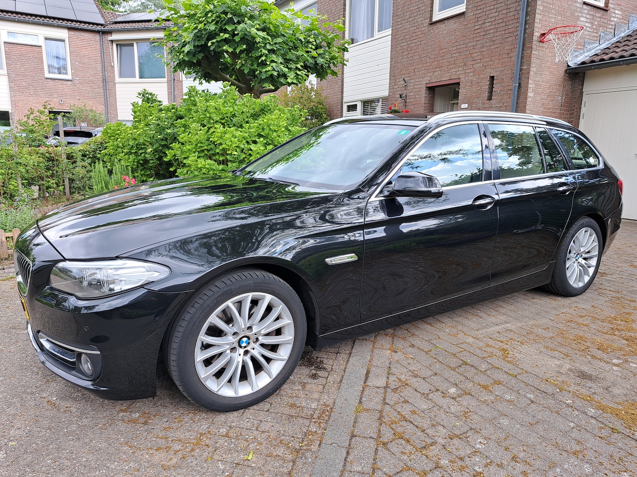 BMW 5-serie Touring - 520i Luxury Edition Op 155.000 km is de motor compleet vervangen, deze heeft nu slechts 43.000 km gelopen. - AutoWereld.nl