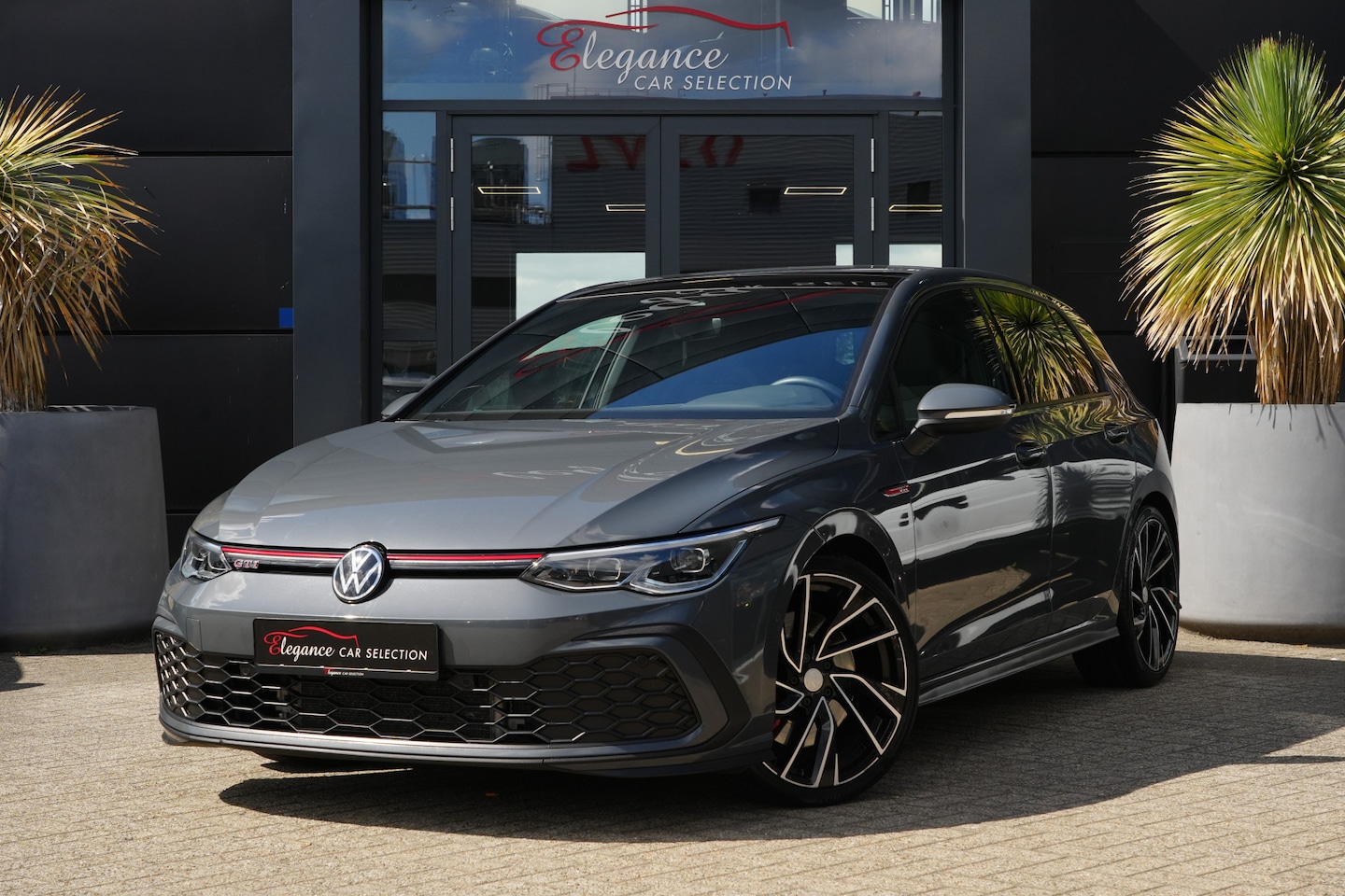 Volkswagen Golf - 2.0 TSI GTI 245pk Panoramadak/HarmanKardon/Camera - AutoWereld.nl
