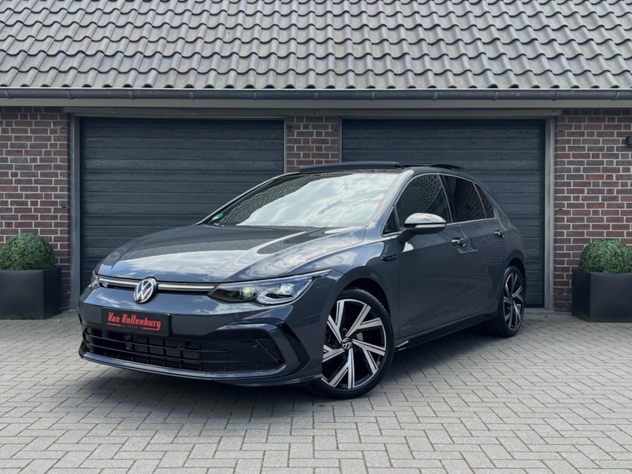 Volkswagen Golf - 1.5 eTSI DSG R-Line IQ Keyless Blackstyle Panorama - AutoWereld.nl