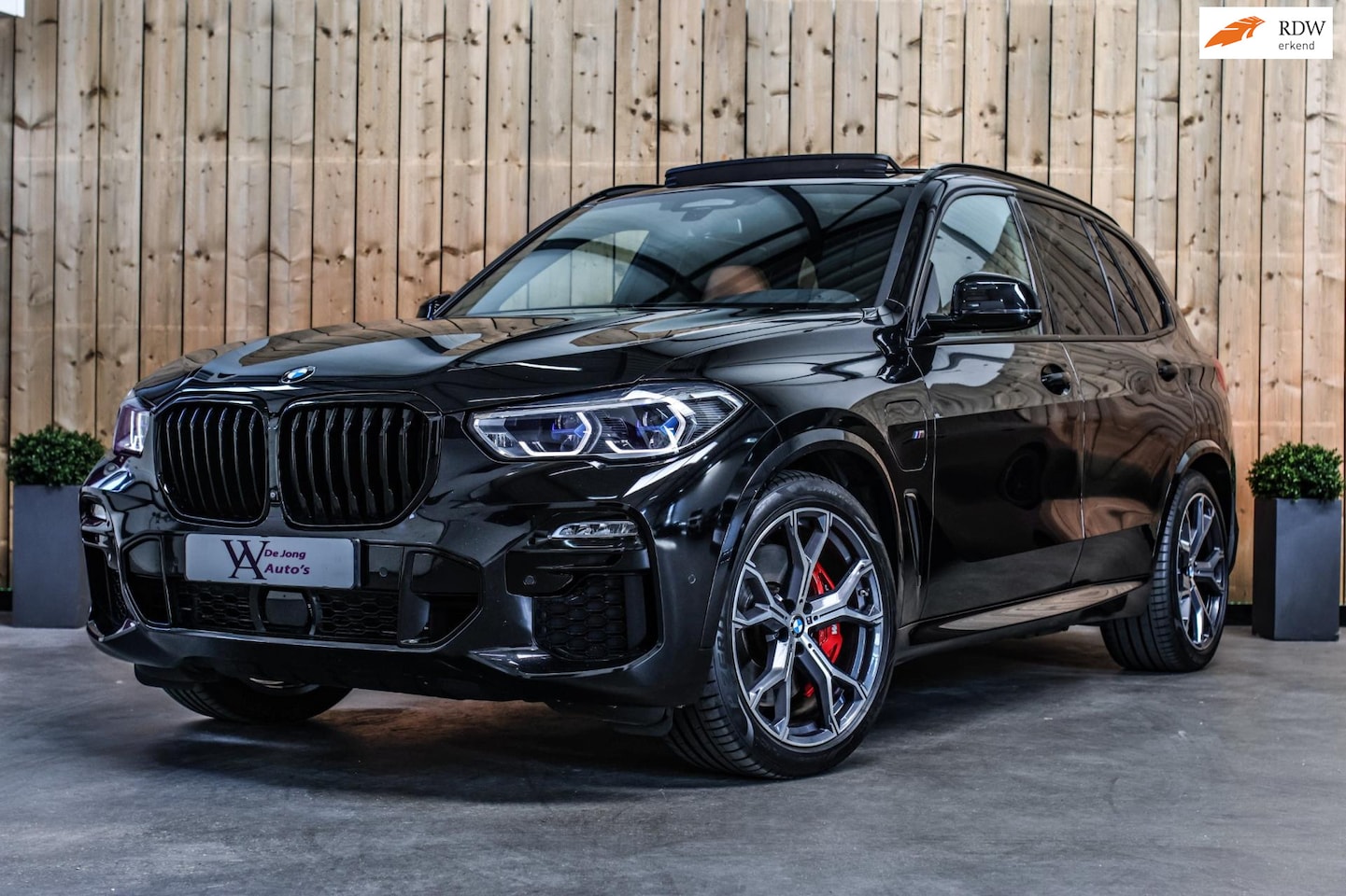 BMW X5 - XDrive45e M-Sport *Pano*M-Stoelen*H/K*360 Camera*Trekhaak* - AutoWereld.nl