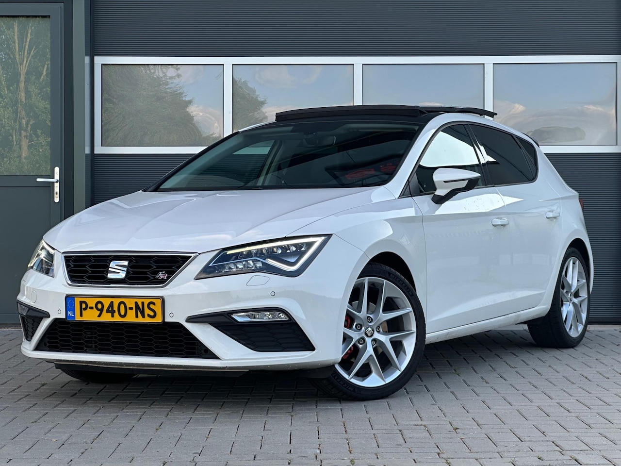 Seat Leon ST - 1.5 TSI FR Pano Cruise CarPlay Sfeerverlichting - AutoWereld.nl