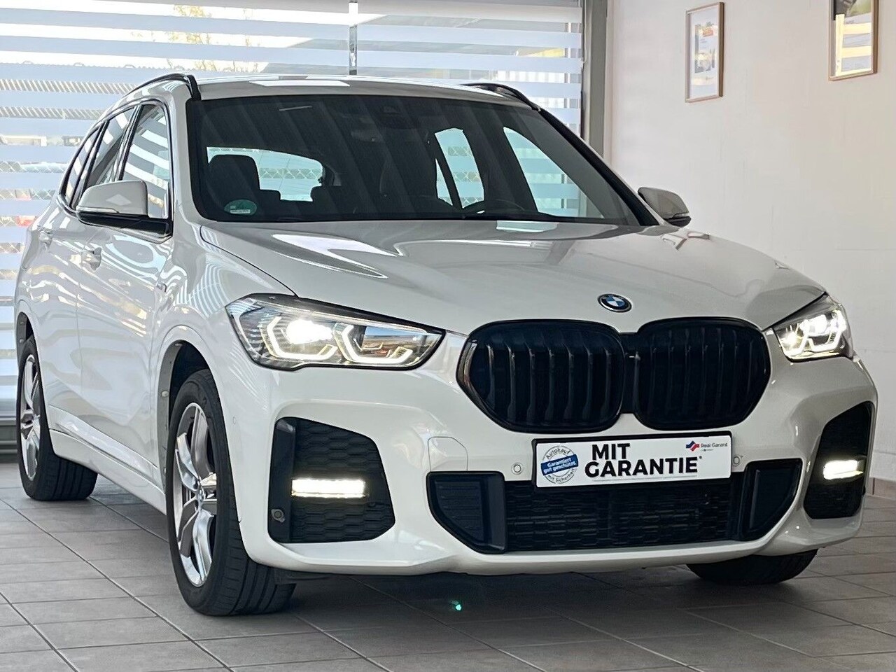 BMW X1 - xDrive25e M-SPORT ** LED, NAVI+, HALF-LEDER, SHADOWLINE UITGEBR, 18-inch LMV & 4-SEIZOEN B - AutoWereld.nl