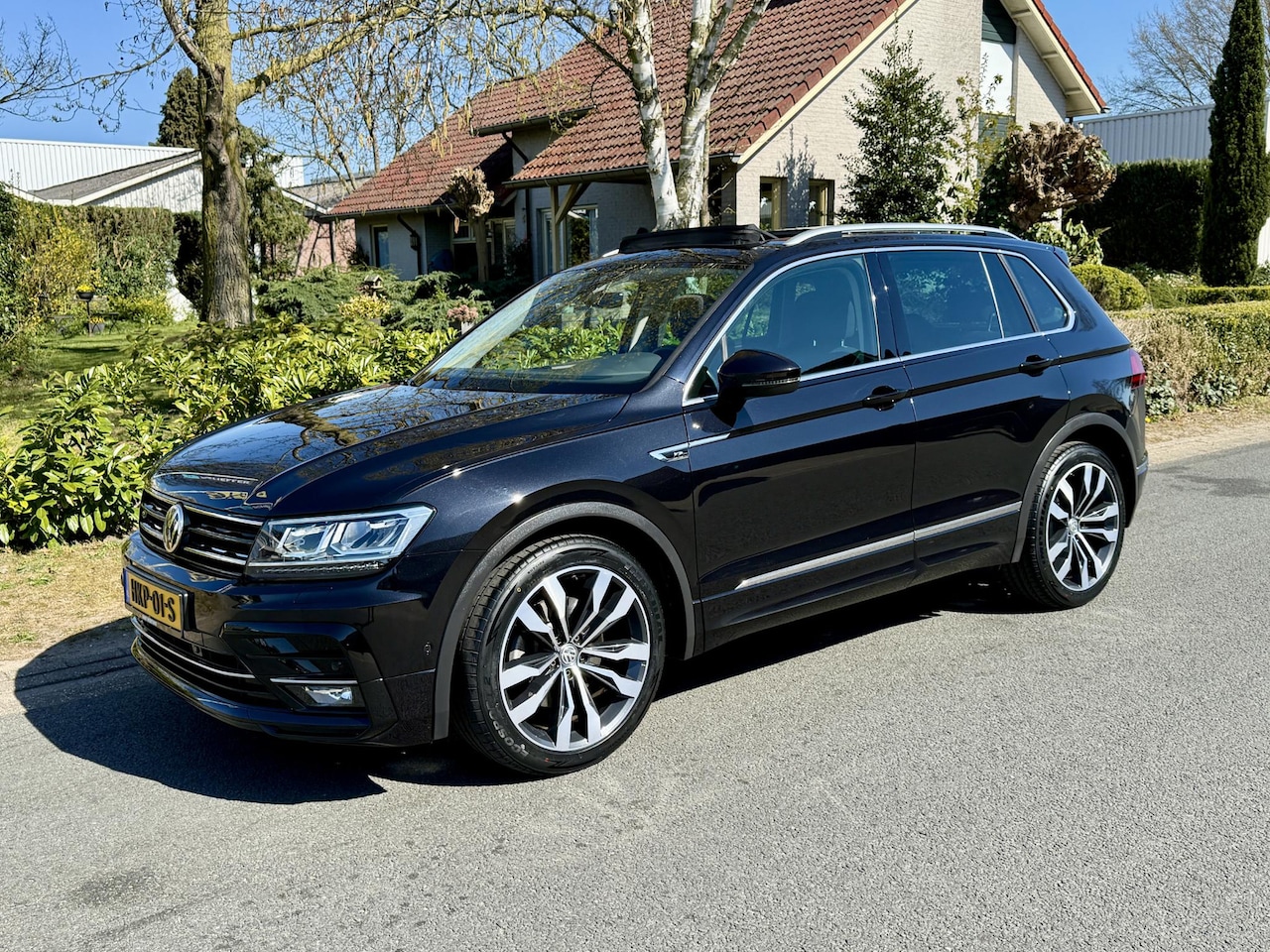 Volkswagen Tiguan - 2.0 TSI 190PK DSG 4Motion R-Line Pano•Trekhaak - AutoWereld.nl
