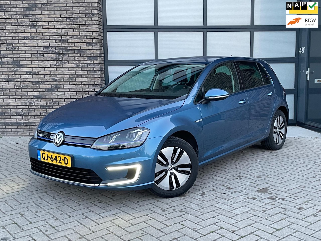Volkswagen e-Golf - Golf | SOH 83% | NAVIGATIE | ACHTERUITRIJCAMERA | Trekhaak | Parkeersensoren Voor + Achter - AutoWereld.nl