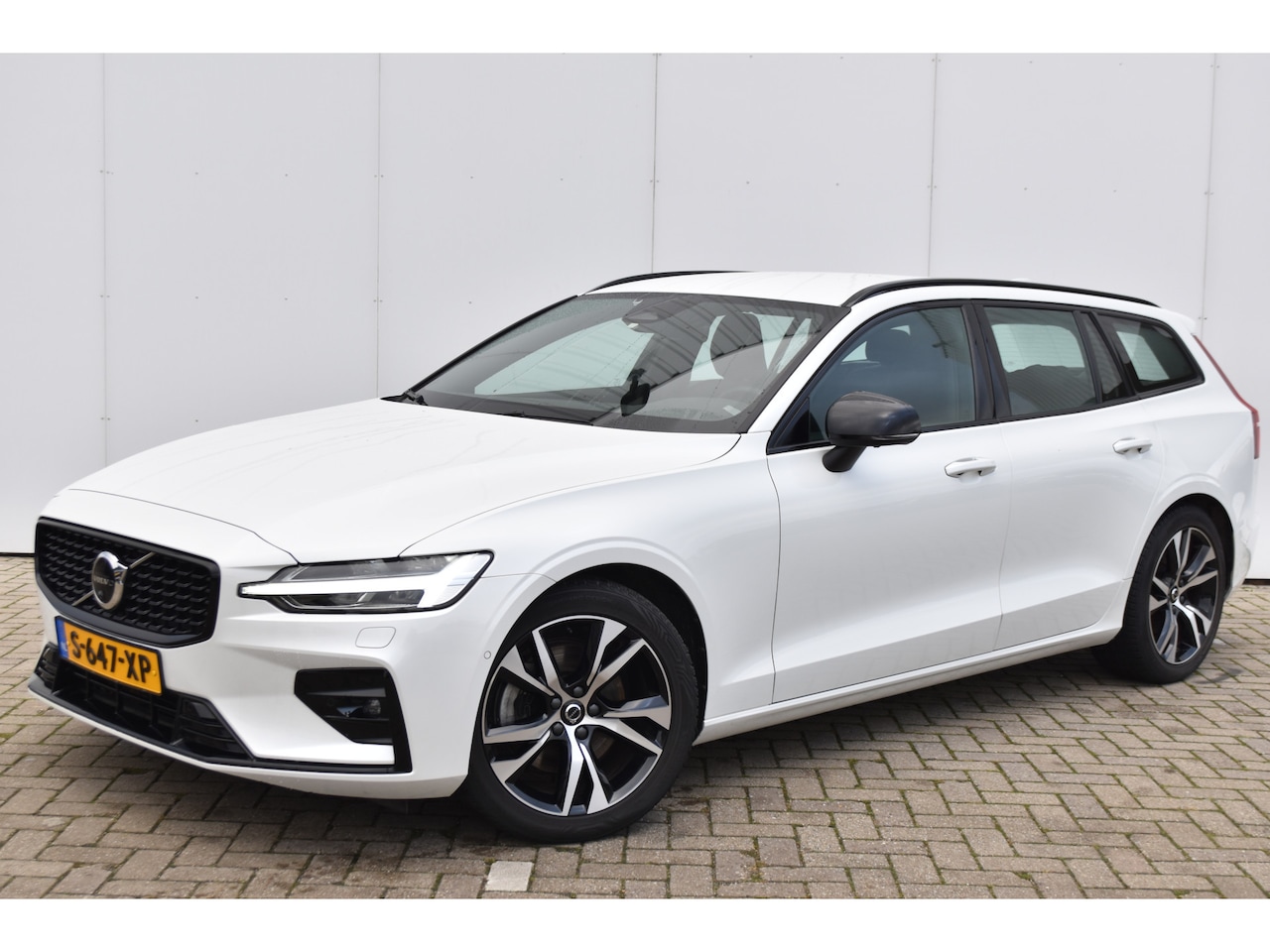 Volvo V60 - B3 Plus Dark | HarmanKardon | 360°Camera | Trekhaak - AutoWereld.nl