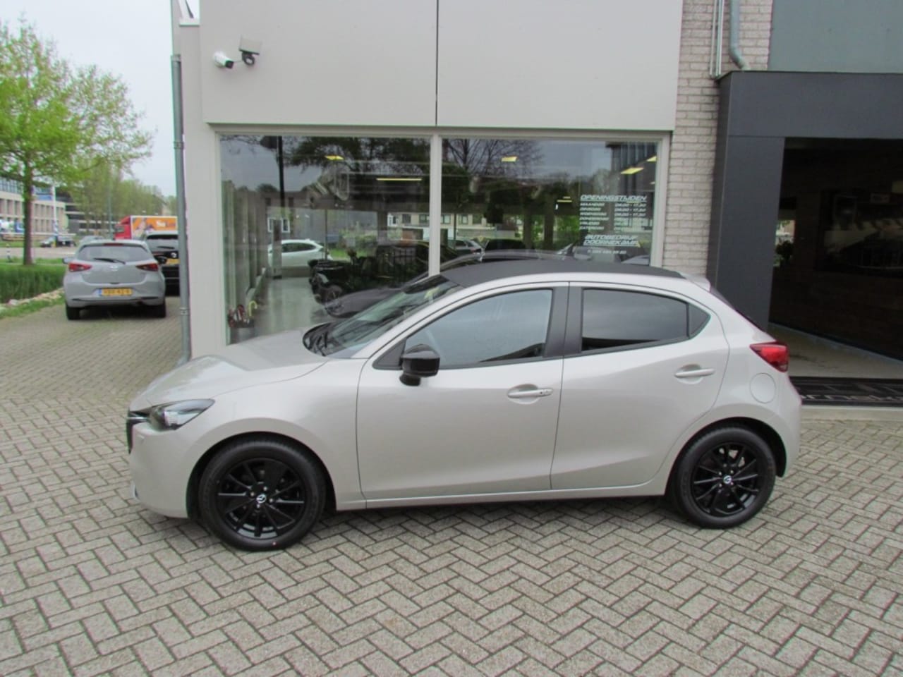 Mazda 2 - 1.5 E-Skyactiv-G 6AT 90pk Homura Aka - AutoWereld.nl