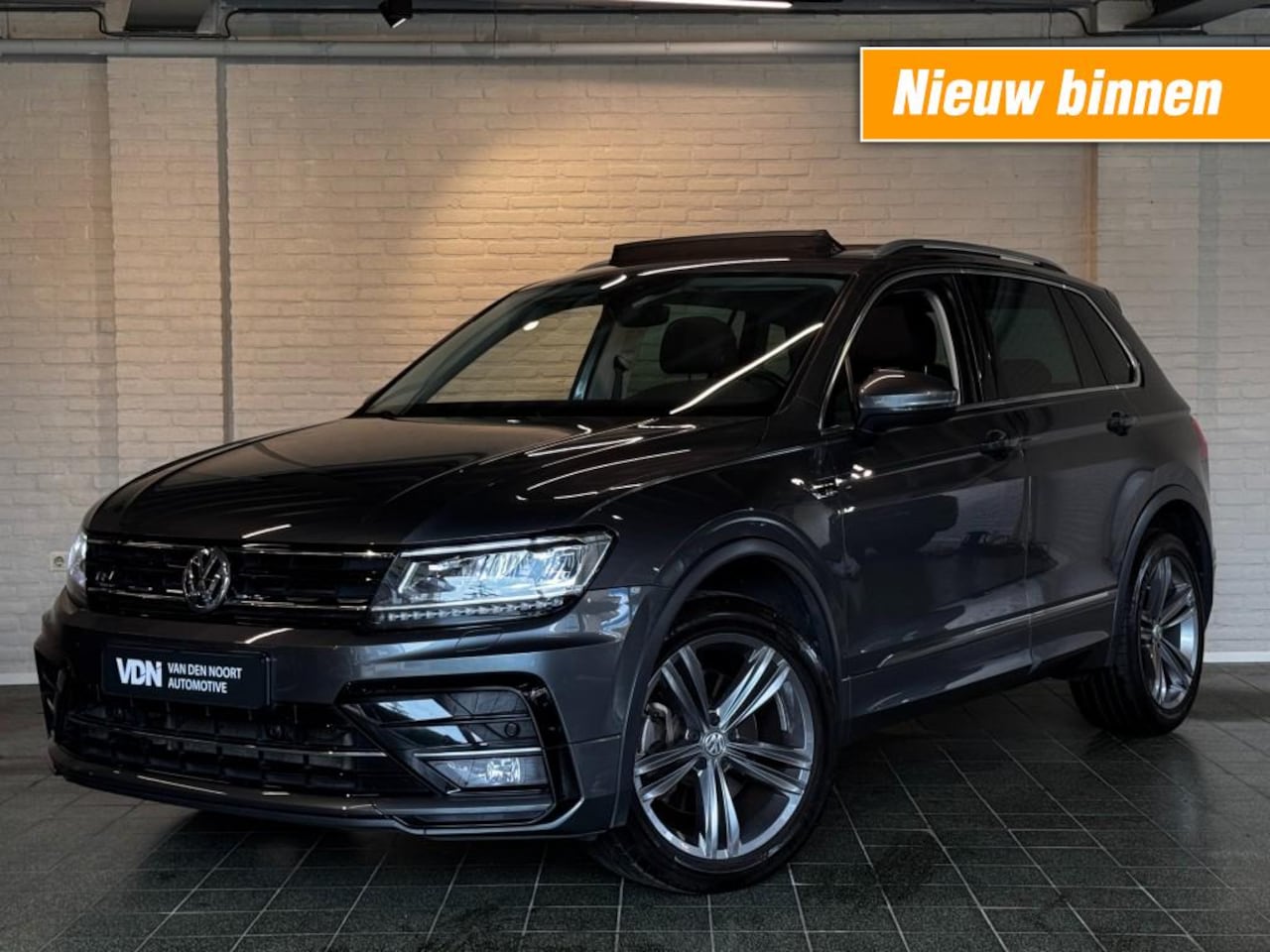 Volkswagen Tiguan - 2.0 TSI 4Motion Highline Business R 220pk Pano Virtual Alcantara 19 inch - AutoWereld.nl