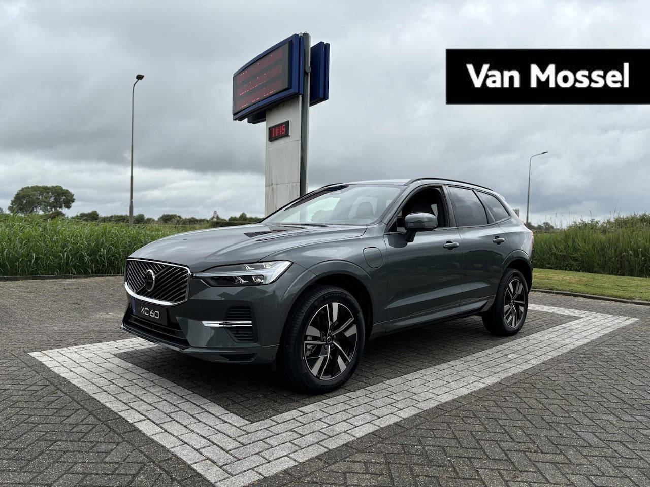 Volvo XC60 - 2.0 T6 Plug-in hybrid AWD Essential | Modeljaar 2026 | Forest Lake | Driver Assist | Clima - AutoWereld.nl