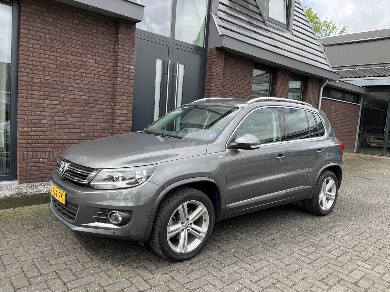 Volkswagen Tiguan - 1.4 TSI R-Line Edition + CUP UITVOERING | TREKHAAK | NAV | PDC V+A - AutoWereld.nl