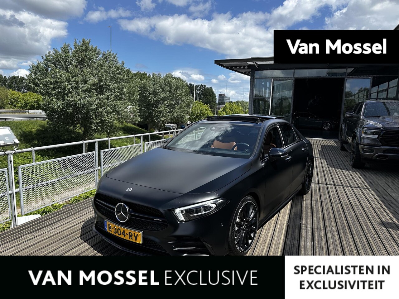 Mercedes-Benz A-klasse - AMG 35 4MATIC Premium Plus | DESIGNO MAGNO ZWART | 19 INCH MULTISPAAK | PANORAMA/SCHUIF-KA - AutoWereld.nl