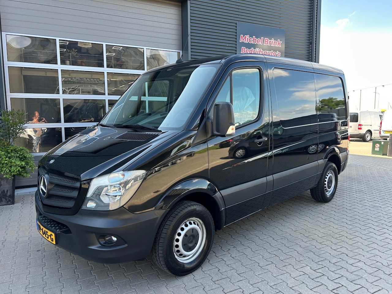 Mercedes-Benz Sprinter - 310 2.2 CDI 325 Automaat Zwart - AutoWereld.nl