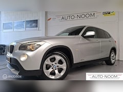 BMW X1 - sDrive18i Executive NL-AUTO/NAP/XENON/NAVI/CAMERA/PDC/TREKHAAK ✔️