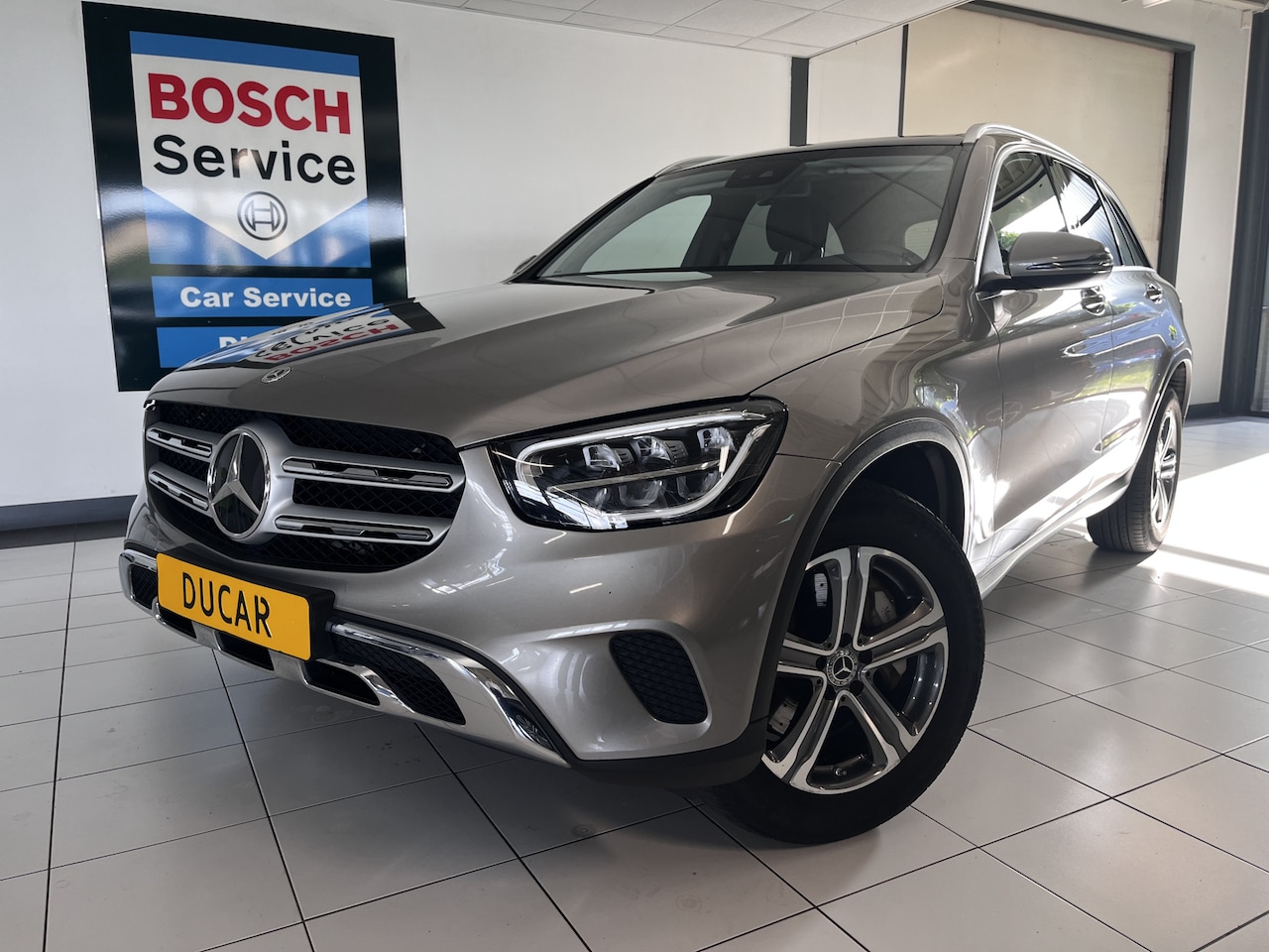 Mercedes-Benz GLC-klasse - 300e 4MATIC Panorama dak,trekhaak - AutoWereld.nl