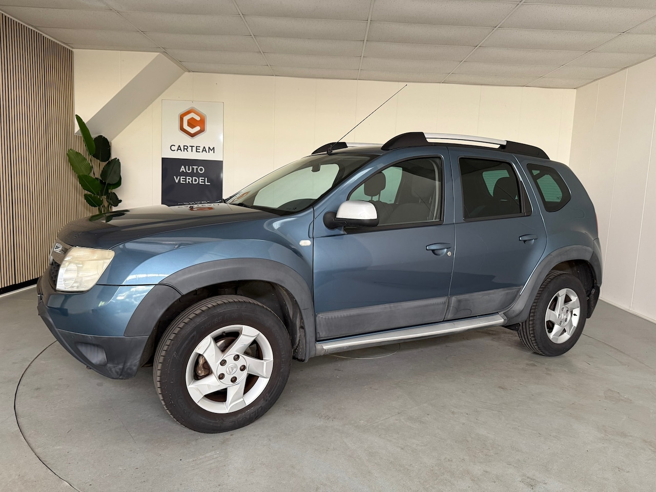 Dacia Duster - 1.6 Lauréate 2wd Airco, LMV, Trekhaak - AutoWereld.nl